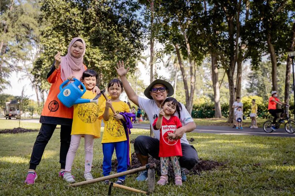 SEMAI SEMANGAT HIJAU: Sebagai sebuah masyarakat majmuk juga, kita perlu mengambil langkah proaktif demi kesejahteraan masa depan bersama.
Sebagai contoh, Rancangan Hijau Singapura 2030 adalah gerakan nasional untuk pembangunan dalam menghadapi perubahan iklim yang menggugat kewujudan kita.