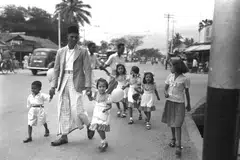 Sebuah keluarga dirakam sedang seronok berjalan raya pada sekitar Mei 1951. Kongsi gambar kenangan Raya anda pada April!