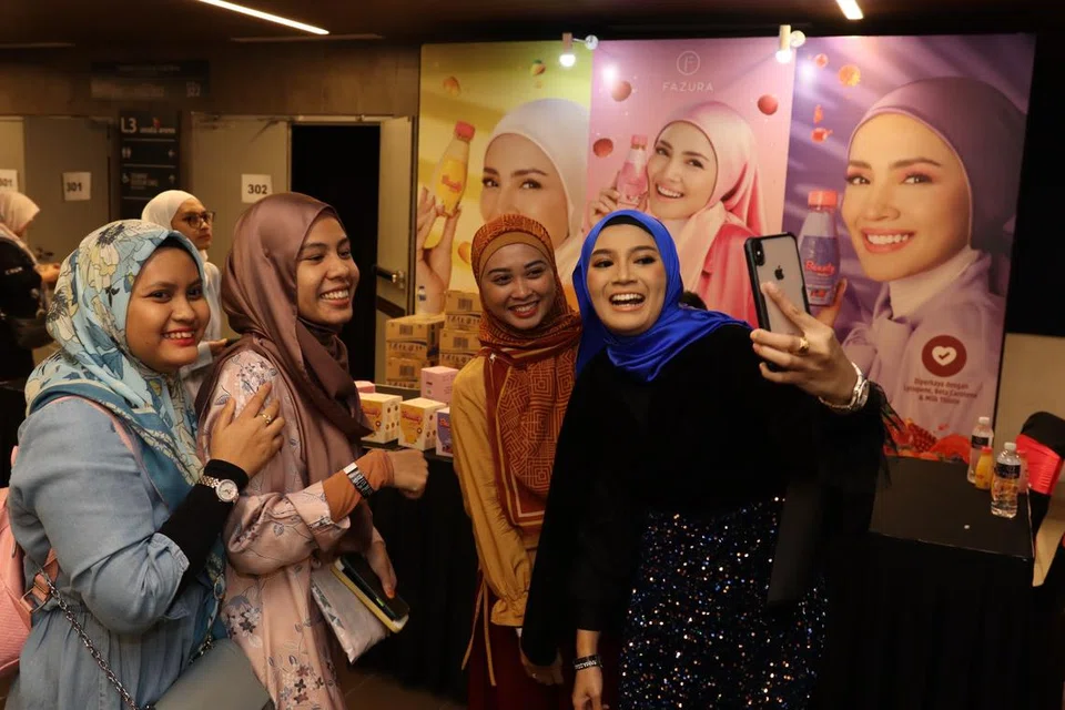 Sejak dikenali sebagai ‘kembar’ Fazura di Malaysia kerana memiliki wajah seiras dengan pelakon terkenal Malaysia itu, Elle Fara (kanan sekali) berjaya mengumpul kelompok peminat tersendiri sekali gus menjadikannya pempengaruh media sosial dengan jumlah pengikut yang ramai.  