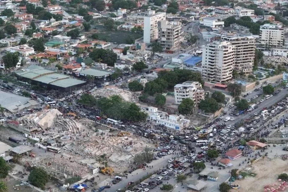 Pemandangan daripada dron menunjukkan bangunan musnah akibat gempa bumi di La Guaira, Venezuela, pada 26 Jun.