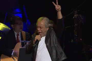 PAPA ROK HIDUPKAN IRAMA JAZ: Datuk Ramli Sarip memberi jiwa raganya dengan mendendangkan lagu rok 'Teratai' versi jaz pula. Foto PERSATUAN JAZ SINGAPURA (JASS)