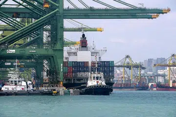 LEBIH SIBUK: Sebanyak 37.2 juta kontena perkapalan dikendalikan di Singapura tahun lepas, bertambah 1.6 peratus daripada 2018. - Foto fail