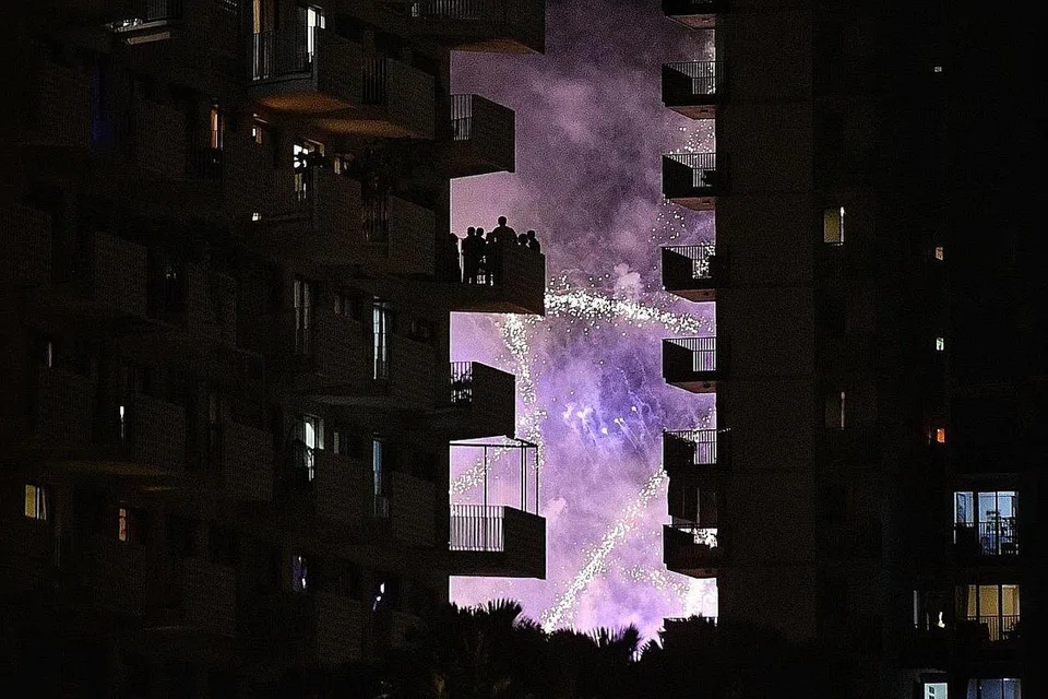 PERTUNJUKAN BUNGA API: Meskipun tidak ada pertunjukan bunga api di Marina Bay pada malam Tahun Baru disebabkan oleh keprihatinan terhadap kesihatan awam, para penduduk masih dapat menikmati pertunjukan bunga api di 11 kawasan kejiranan termasuk di Bishan (gambar atas). - Foto BH oleh ARIFFIN JAMAR