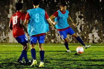 BAKAT BESAR: Potensi yang ditunjukkan pemain midfield lasak Armin Maier (kanan) amat mengagumkan dan beliau mampu memberi tentangan kepada pasukan lawan di tengah padang. - Foto JOHARI RAHMAT