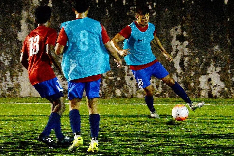 BAKAT BESAR: Potensi yang ditunjukkan pemain midfield lasak Armin Maier (kanan) amat mengagumkan dan beliau mampu memberi tentangan kepada pasukan lawan di tengah padang. - Foto JOHARI RAHMAT