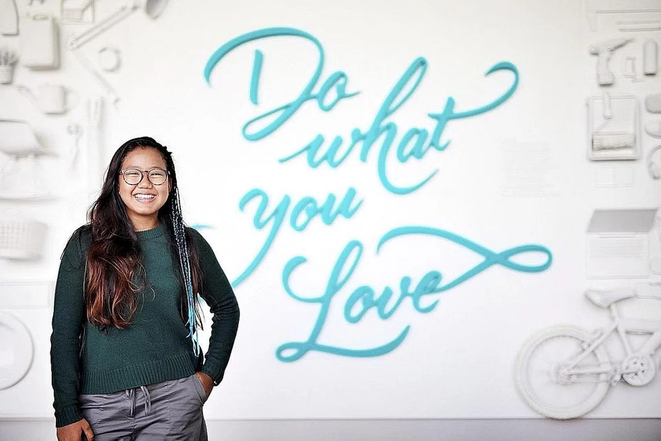 PELUANG TEMUI KARYAWAN REKA BENTUK: Cik Nursafura Md Ali menghargai kesempatan bersembang dan mendapatkan pandangan serta kritikan membina daripada karyawan reka bentuk yang hadir di pameran projeknya. - Foto POLITEKNIK TEMASEK