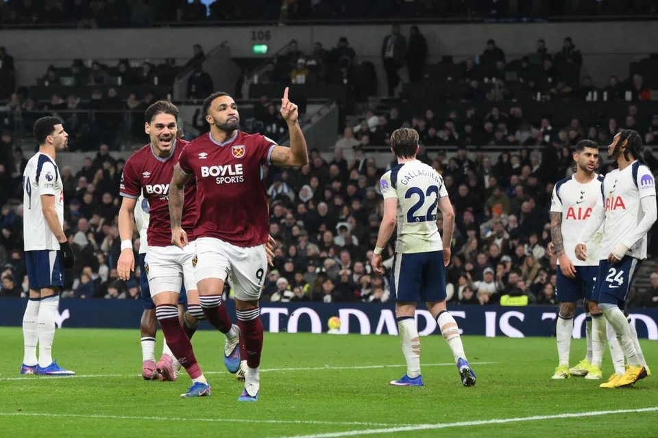 Pemain Spurs hanya mampu rasa kecewa setelah penyerang West Ham, Callum Wilson, menjaringkan gol kemenangan bagi pasukannya menentang Spurs di Liga Perdana England (EPL). Spurs kalah 2-1 dalam perlawanan tersebut.