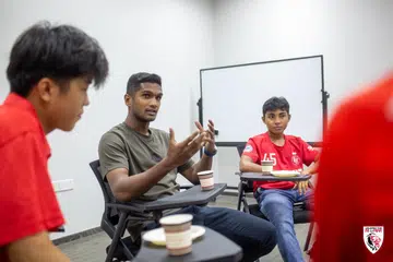 Kapten pasukan nasional Singapura, Hariss Harun (tengah), pada 7 Ogos memberi kata-kata semangat kepada sembilan penerima Biasiswa Luar Negara Unleash The Roar! (UTR!) yang bakal berlatih dan bermain di luar negara.