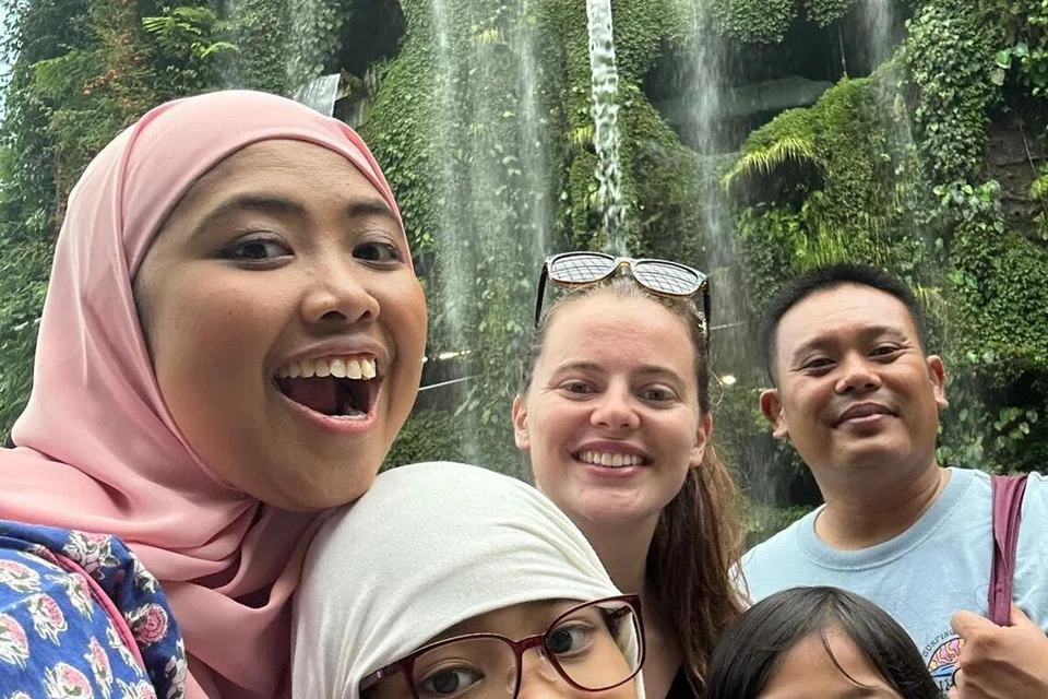 Dari pelanggan, jadi kawan. Keluarga Singapura ini membawa Cik Renata Schmidt (tengah) bersiar-siar dan makan sekitar Singapura. 