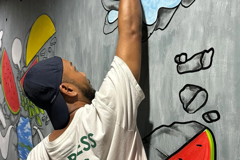 LUAHAN HARAPAN : Encik Anwar Rafiee, 43 tahun paparkan kekuatan dan harapan rakyat Palestin menerusi lukisan muralnya yang dipamerkan di The Projector, Cineleisure.