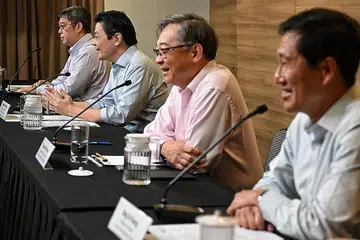 TIADA LAGI SEKATAN COVID-19: (Dari kiri) Pengarah khidmat perubatan Kementerian Kesihatan (MOH), Profesor Kenneth Mak bersama Encik Wong, Encik Gan dan Encik Ong mengumumkan langkah Singapura memansuhkan baki sekatan Covid-19 dan menurunkan tahap Dorscon negara ini ke tahap terendah di sidang media terakhir MTF semalam. - Foto ST