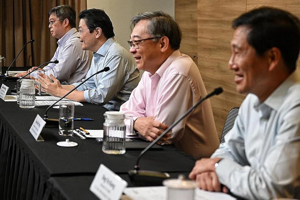 TIADA LAGI SEKATAN COVID-19: (Dari kiri) Pengarah khidmat perubatan Kementerian Kesihatan (MOH), Profesor Kenneth Mak bersama Encik Wong, Encik Gan dan Encik Ong mengumumkan langkah Singapura memansuhkan baki sekatan Covid-19 dan menurunkan tahap Dorscon negara ini ke tahap terendah di sidang media terakhir MTF semalam. - Foto ST