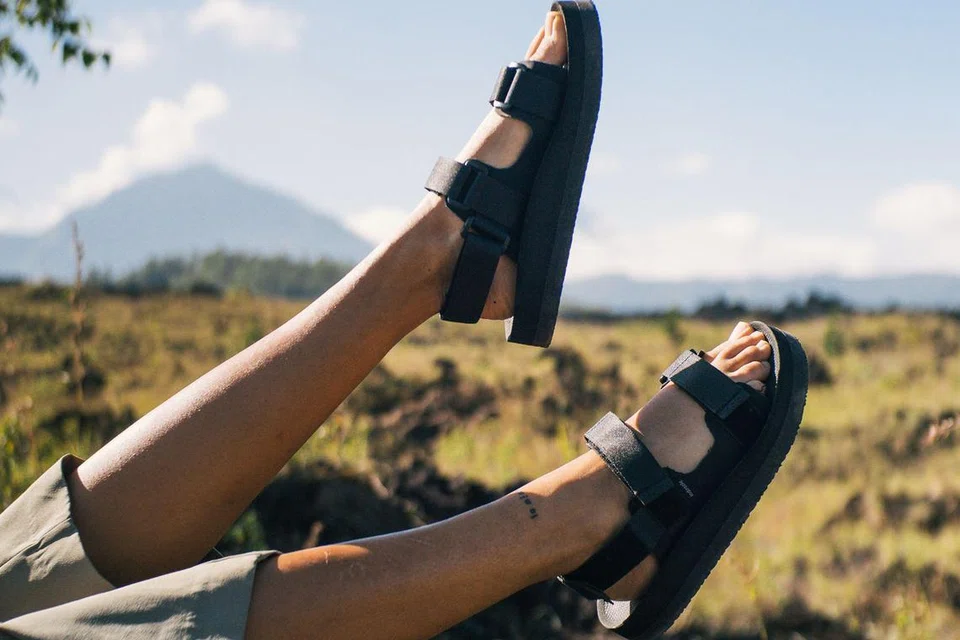 KITAR SEMULA: Bahan tumbuhan dan tayar yang dikitar semula adalah bahan yang digunakan untuk menghasilkan sandal ini dari Indosole.