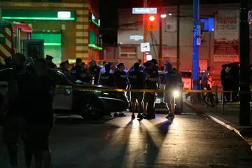 TEMBAKAN RAMBANG: Pegawai polis dilihat berdekatan kawasan penembakan massa di Toronto, Canada, pada 22 Julai 2018. FOTO: REUTERS