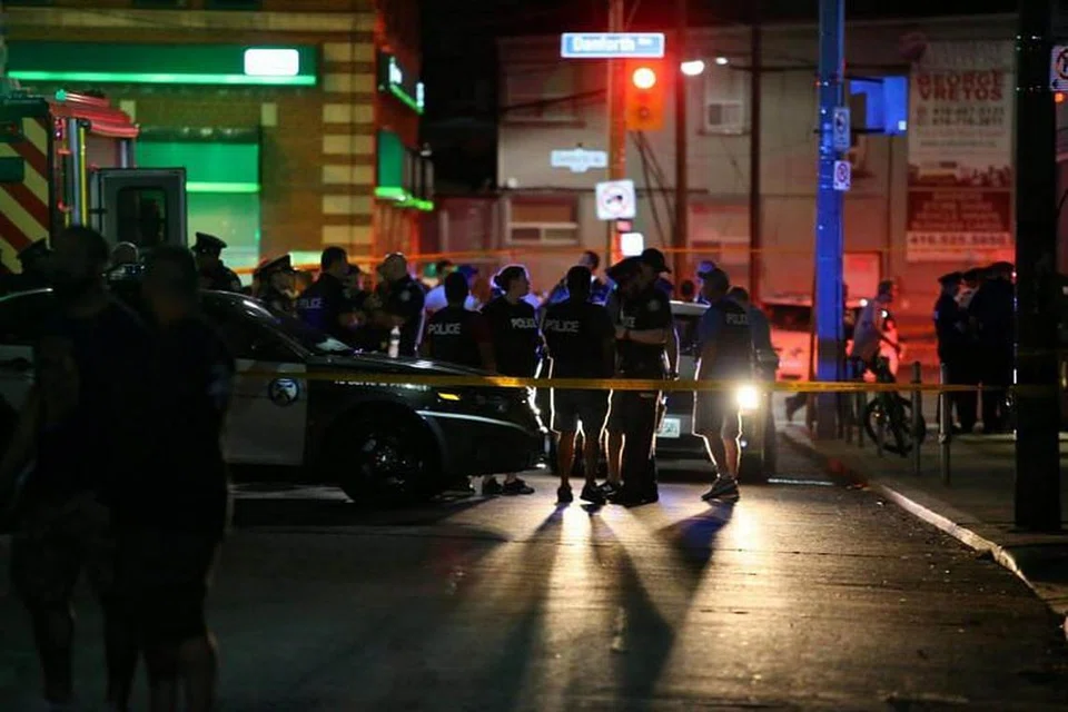 TEMBAKAN RAMBANG: Pegawai polis dilihat berdekatan kawasan penembakan massa di Toronto, Canada, pada 22 Julai 2018. FOTO: REUTERS