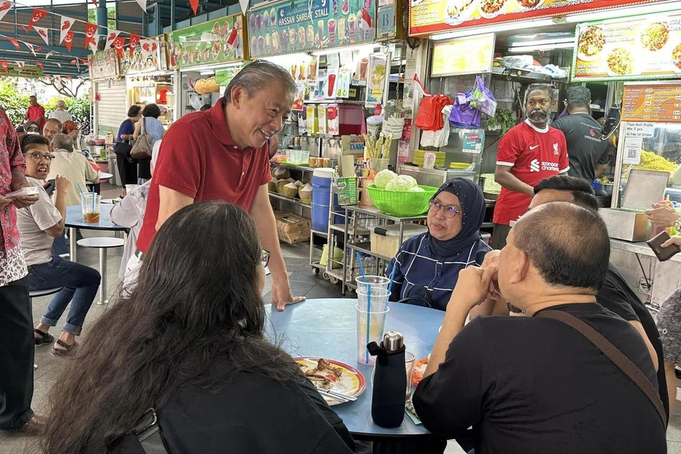 TANYA KHABAR: Encik George Goh berada di Pusat Makan dan Pasar Eunos Crescent untuk menemui pengunjung dan pegerai di pusat tersebut.