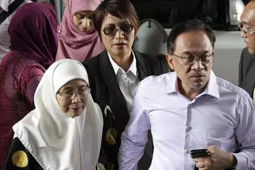 RAYUAN DITOLAK: Anwar Ibrahim (dua dari kanan) tiba di mahkamah bersama isterinya, Datuk Seri Dr Wan Azizah Wan Ismail, dengan Mahkamah Persekutuan kemudian menolak rayuannya terhadap keputusan bersalah bagi tuduhan liwat. - Foto REUTERS