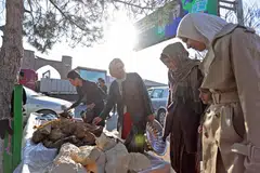 Orang ramai membeli-belah di pasar tempatan di penempatan Hulbuk, yang sebelum ini dikenali sebagai Vose, di wilayah Khatlon, Tajikistan, pada 12 Disember 2024