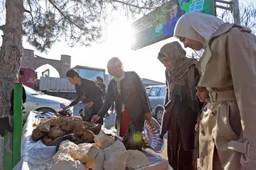 Orang ramai membeli-belah di pasar tempatan di penempatan Hulbuk, yang sebelum ini dikenali sebagai Vose, di wilayah Khatlon, Tajikistan, pada 12 Disember 2024