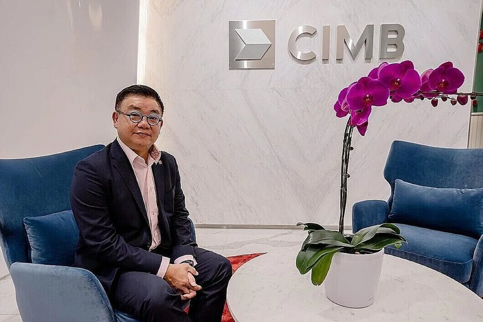 HARAP MAJU BERSAMA: Dalam dunia pascapandemik, harapan Encik Victor Lee ialah bank CIMB dan kakitangannya dapat "berkembang maju bersama sebagai sebuah pasukan, mencapai sasaran, dan mempunyai keseimbangan kerja-kehidupan agar ia menjadi mampan" - Foto BH oleh NUR DIYANA TAHA