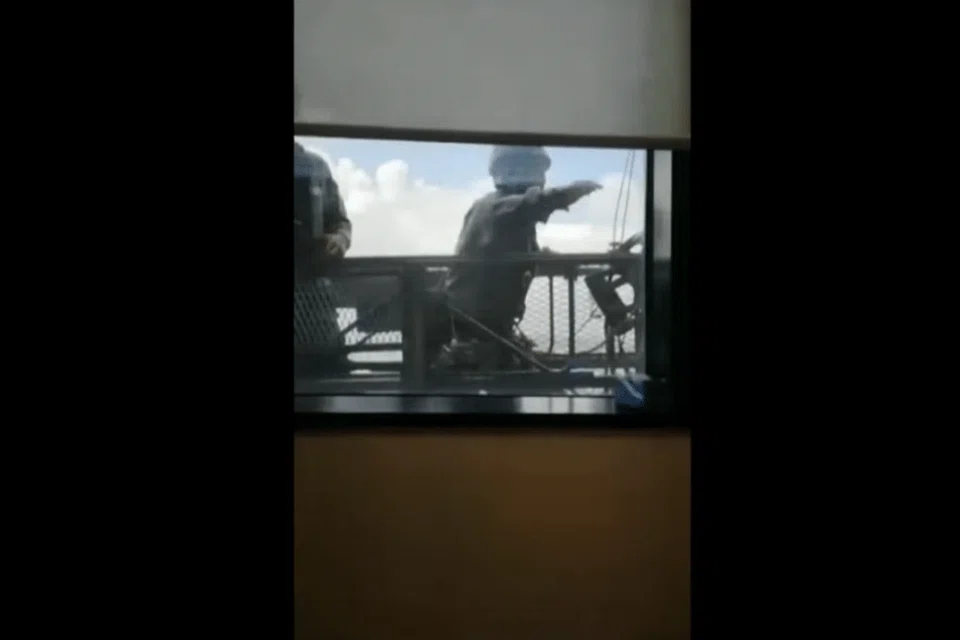 Rakaman video menunjukkan lelaki dalam gondola itu cuba menstabilkan diri apabila gondola yang dinaiki mereka melanggar muka bangunan Republic Plaza.