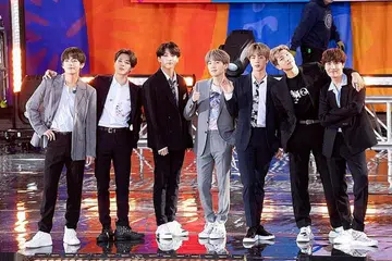 DIMINATI RAMAI ANAK MUDA: Anggota BTS Korea yang terdiri daripada (dari kiri) Kim Tae-hyung, Park Ji-min, Jungkook, Suga, Kim Seok-jin, RM dan J-Hope. Sebelum membuat persembahan di Arab Saudi, mereka turut membuat persembahan yang dinamakan 'Good Morning America' Mei lalu di New York. - Foto AFP 