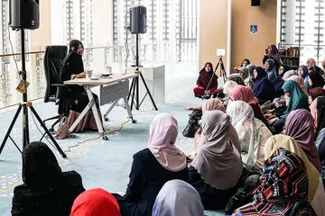 CUNGKIL ILMU DARIPADA LIPATAN SEJARAH: Ustazah Dr Sakinah Saptu menyampaikan kisah lima wanita waja dalam majlis 'Muslimah Hour' di Masjid Darul Ghufran, Tampines, baru-baru ini. - Foto BH oleh NUR DIYANA TAHA