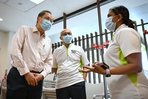 (Dari kiri) Menteri Tenaga Manusia, Dr Tan See Leng, berinteraksi dengan dua penolong terapi, Encik Sabar Halomoan Butar dan Cik Anne Mary Shanthini, semasa lawatannya ke Hospital Masyarakat Yishun pada 28 November. 