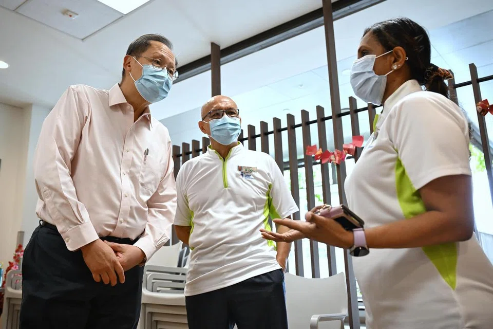 (Dari kiri) Menteri Tenaga Manusia, Dr Tan See Leng, berinteraksi dengan dua penolong terapi, Encik Sabar Halomoan Butar dan Cik Anne Mary Shanthini, semasa lawatannya ke Hospital Masyarakat Yishun pada 28 November. 