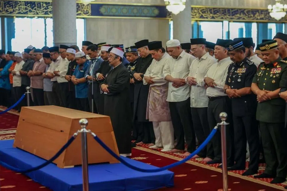 Jenazah Allahyarham Tun Abdul Taib Mahmud disolatkan di Masjid Negara, Kuala Lumpur, dengan diimamkan Imam Besar Masjid Negara, Encik Ehsan Mohd Hosni, dan disertai pemimpin negara serta ratusan ahli keluarga dan sahabat handai. 
