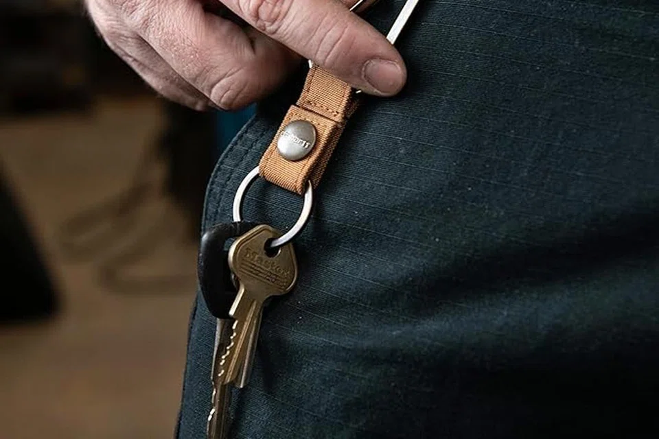 Selain fungsi praktikalnya untuk menyimpan kunci, aksesori ini turut melengkapkan gaya dengan sentuhan utiliti yang maskulin.
