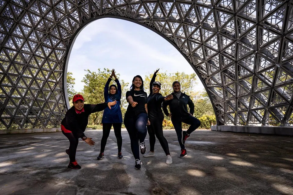 SEMANGAT KAWAN: Cik Lenny Karmila (tengah) sering bersama teman-temannya yang dikenali menerusi kumpulan masyarakat teamlive24, bersenam secara konsisten dengan pelan diet yang seimbang.