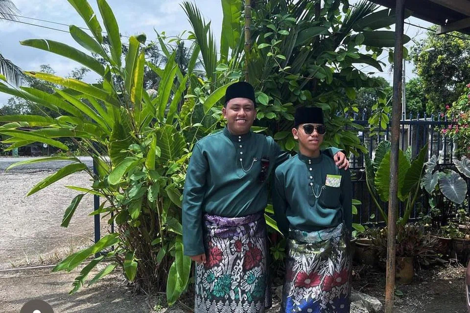Gambar Aidilfitri 2024 Encik Abdur Rahman Amir Ruddin, 20 tahun (kiri), bersama adiknya, Abdullah, 16 tahun, yang tidak lagi lengkap seisi keluarga seperti dulu.
