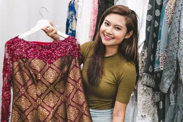 GAGAHI CABARAN INDUSTRI PERKAHWINAN: Cik Ainur Rosyieqa tidak menjadikan usia muda sebagai penghalang bergelar perancang perkahwinan yang sentiasa dahagakan idea kreatif. - Foto BH oleh KHIDHIR ASYRAF MAHBOB