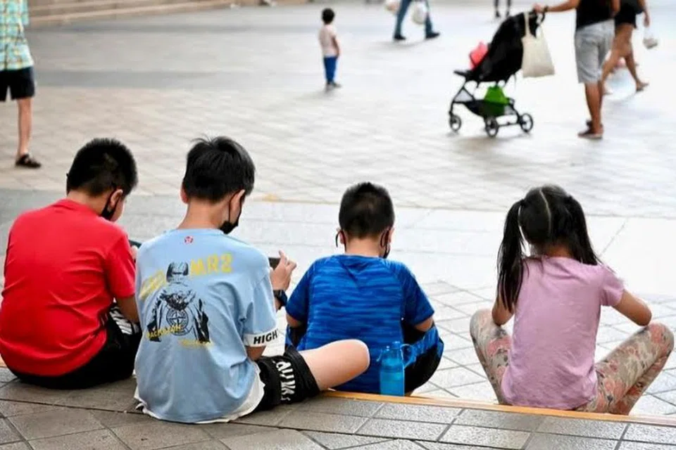 Kementerian Pendidikan (MOE) menasihatkan ibu bapa supaya membimbing anak-anak mereka dalam membuat keputusan yang selamat dan bertanggungjawab tentang cabaran dalam talian yang berisiko.