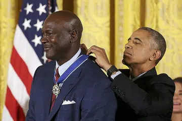 ANUGERAH TERTINGGI: Bintang bola keranjang Michael Jordan (kiri) antara tokoh Amerika yang menerima Pingat Presiden Amerika bagi Kebebasan daripada Presiden Obama semalam. - Foto REUTERS