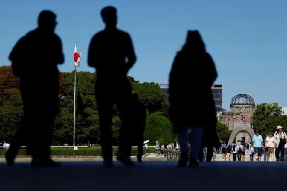 Pelawat memperingati mangsa bom atom dan berpeluang melihat dari dekat Kubah Bom Atom yang dipulihara di Taman Peringatan Keamanan Hiroshima, Jepun.