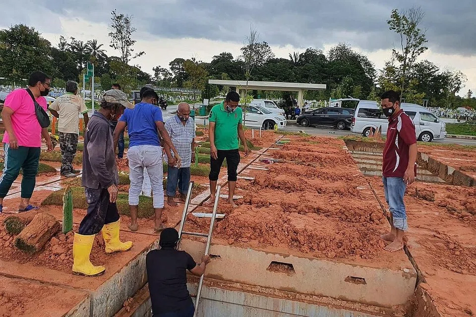 MULA SYARIKAT PENGURUSAN JENAZAH: Ustaz Muhammat Nazer Monet memulakan Pengurusan Jenazah Uhud bersama dua lagi rakan niaga setelah syarikat pelancongannya,Thoha Travels & Tours terjejas oleh pandemik Covid-19. - Foto ihsan USTAZ MUHAMMAT NAZER MONET