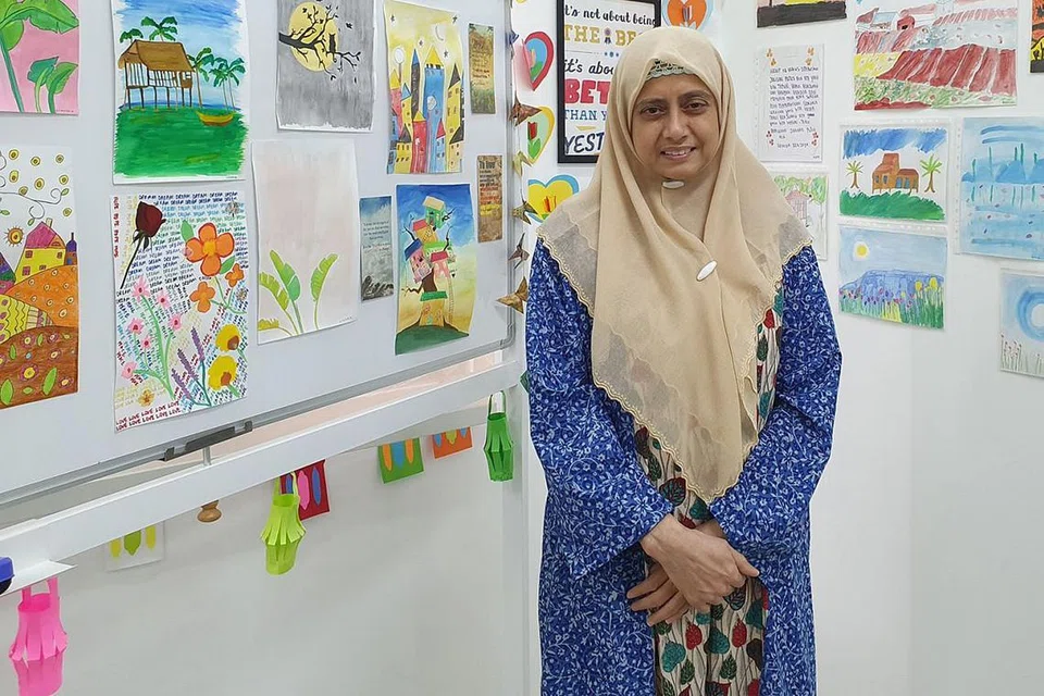 CERIA MENANGGUNG AMANAH: Dr Radiah sangat bersyukur kerana diberi peluang berkhidmat. Beliau berdiri di hadapan papan maklumat yang dihiasi dengan lukisan oleh pesakit mental yang merupakan antara terapi pemulihan di Club Heal. - Foto BM oleh NAZRY MOKHTAR