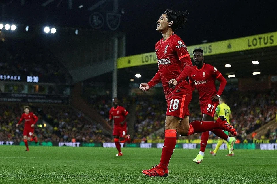 TUNJUK HEBAT JUGA: Pemain asal Jepun Liverpool, Takumi Minamino (kiri), meraikan gol pertamanya dari dua gol semasa membantu pasukannya menang 3-0 ke atas Norwich. - Foto AFP 