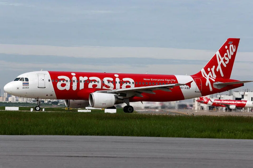 DAKWAAN RASUAH: Encik Fernandes dan Encik Kamarudin menafikan apa-apa tuduhan salah laku sebagai pengarah AirAsia.