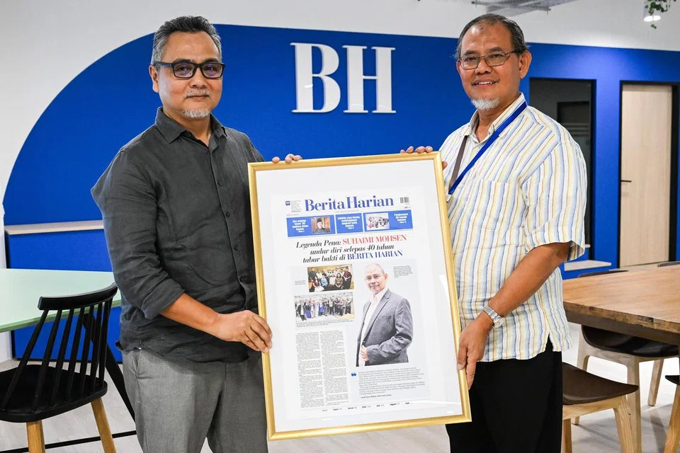 Editor Naskhah Berita Harian (BH), Encik Mohamad Suhaimi Mohsen (kanan), bersara daripada bilik berita selepas menabur bakti selama empat dekad. Menyampaikan penghargaan kepadanya ialah Editor BH, Encik Nazry Mokhtar. 