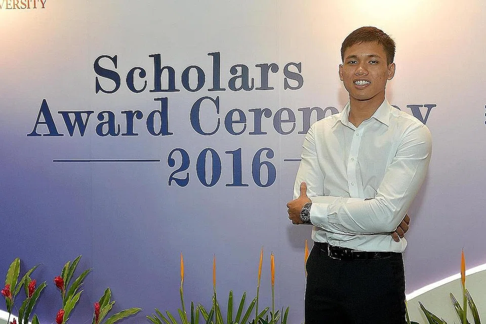 MENENTANG ARUS: Meskipun berhadapan pelbagai masalah, siswa ijazah berganda bidang perakaunan dan perniagaan NTU, Encik Khairul Asyraf Khan Surattee (gambar), tetap berjaya mengimbangi tuntutan akademik dengan kemelut keluarga sehingga terpilih mengikuti Program Sarjana Universiti unggul. 