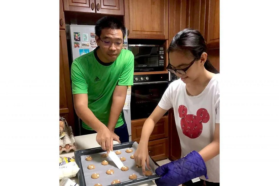 LEBIH MESRA: Selepas berhenti merokok, hubungan Encik Muhammad Adib Ismail dengan keluarganya, termasuk adiknya, Cik Nur Adilah Ismail, lebih rapat. Mereka sedang mengatur kuih yang disiapkan sempena Hari Raya Aidilfitri tidak lama lagi. - Foto ihsan MUHAMMAD ADIB ISMAIL