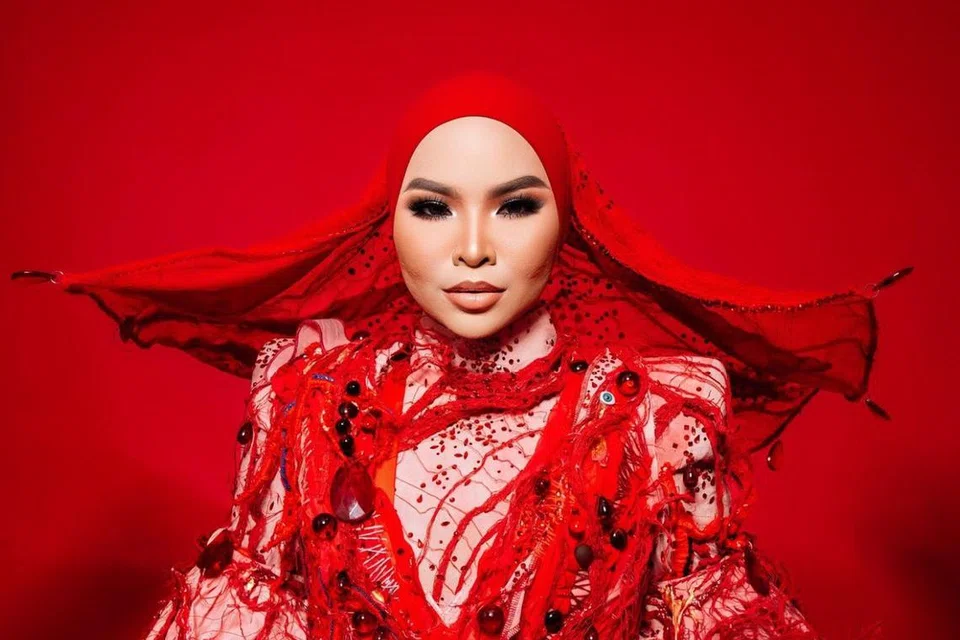 Penerima Anugerah Persembahan Terbaik, Aina Abdul, berterima kasih dengan bantuan 100 warga kerja yang membantunya menyiapkan busana bertemakan degupan jantung bagi lagu, ‘Puas Sudah’.