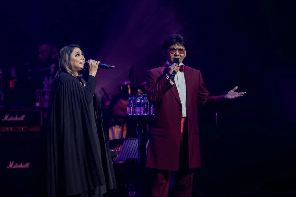 Datuk Jamal Abdillah (kanan) dan Datuk Francissca Peter tidak menghampakan peminat dengan membawa mereka menyusuri kenangan melalui lagu nostalgia seperti, ‘Kehebatan Cinta’ di pentas The Star Theatre pada 11 Mei.