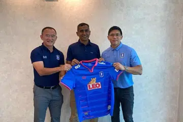 Kadir Yahaya (tengah) diberi tanggungjawab sebagai jurulatih sementara pasukan utama BG Pathum United bersama pengarah bola sepak Surachai Jaturapattarapong (kiri). Di kanan ialah Philip Tan, pengarah operasi antarabangsa kelab itu.