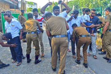 PEMERIKSAAN RAPI: Anggota polis Sri Lanka memeriksa orang ramai yang menghadiri upacara pengebumian korban serangan bom di Colombo, tiga hari selepas serangan bom itu yang membunuh 359 orang dan lebih 500 yang lain cedera. - Foto AFP