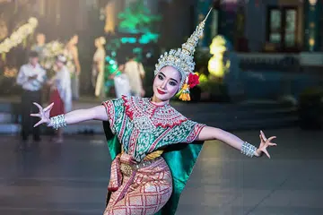 NIKMATI BUDAYA DI THAILAND: Bangkok menjadi destinasi percutian paling digemari warga Singapura kerana faktor kebudayaan dan membeli-belah di kota itu.