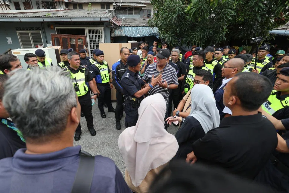 Ketua Polis Kuala Lumpur, Datuk Fadil Marsus, memberikan penjelasan kepada penduduk yang berkumpul ketika meninjau operasi pengosongan 37 unit rumah teres di Kampung Sungai Baru di sini pada 11 September.
